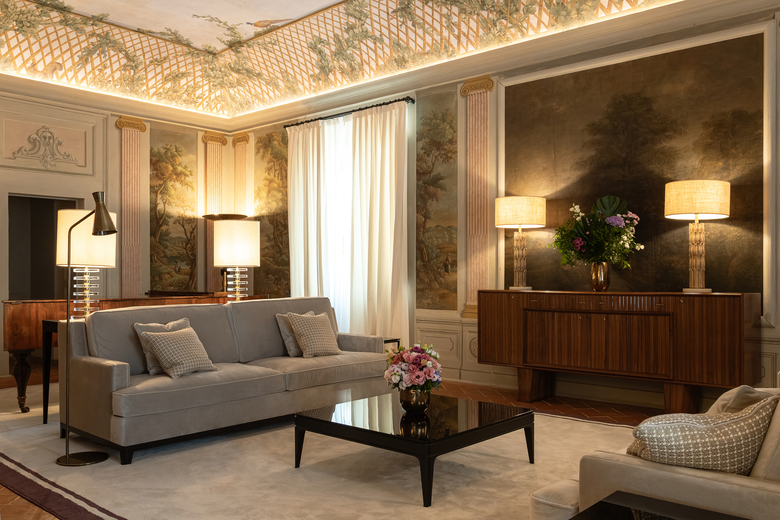 Salone di lusso con affreschi e illuminazione calda – agriturismo o villa storica
